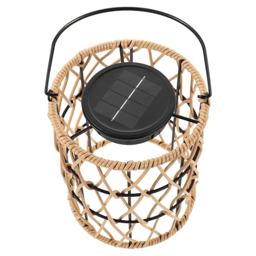 Lampe solaire de jardin en rotin pour illuminer vos soirées d'été sur le patio