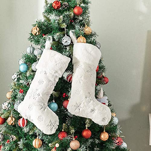 Deggodech Plüsch Weihnachten Strumpf 2er Set, 22 inches Weiß Weihnachtsstrümpfe mit Silber Pailletten Schneeflocken Christmas Stockings für Kamin Weihnachtsbaum Dekoration Cover