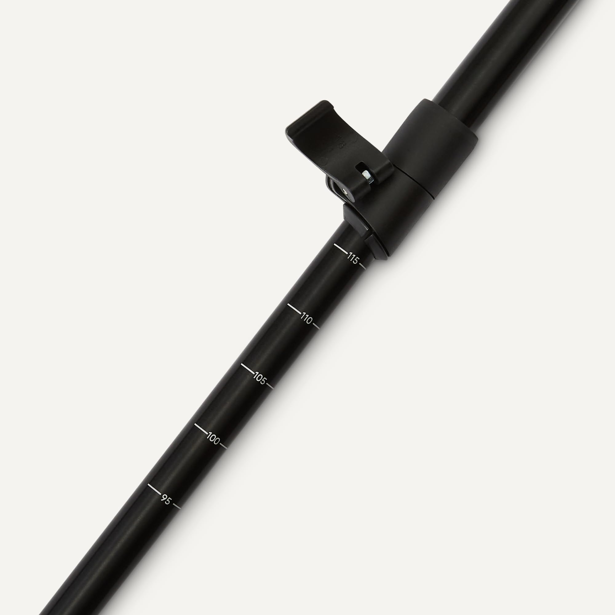 Amazon Basics Bastoncini da Trekking per Escursionismo, Bastoncini da Camminata Pieghevoli, Alluminio Leggero, 134,6cm, Colore Nero