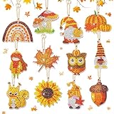 Lebendige Herbstfiguren: Das LYLIDIA Diamond Painting Schlüsselanhänger-Set enthält 12 Designs mit Herbstmotiven, darunter eine Eule, Zwerge, Ahornblätter, einen Pilz, ein Eichhörnchen, eine Haselnuss, ein kleines Mädchen, eine Sonnenblume, einen Regenbogen und einen Kürbis, die alle eine satte Herbstatmosphäre in Ihre Kreationen bringen