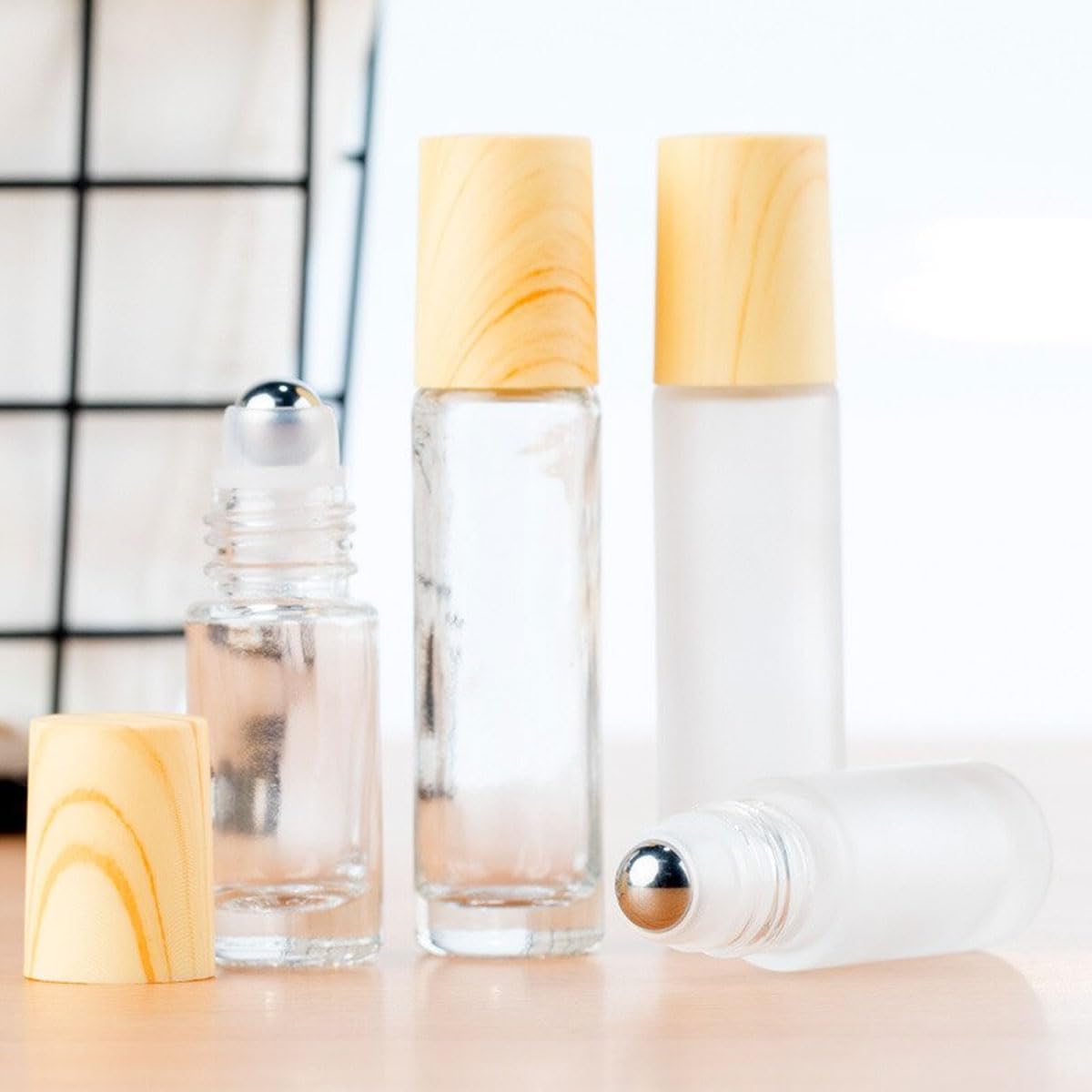 LEEQ 6Pcs Roll-on Bottles Riutilizzabile - Bottiglie di Rullo, Contenitori in Vetro con Sfere in Acciaio Inossidabile e Coperchio di bambù Imitazione per Olio Essenziale Profumi Balsami per Labbra