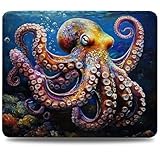 【Impression Haute Qualité】 Le motif du tapis de souris est imprimé grâce à une technologie de transfert thermique et de lamination haute définition. Le motif est net et les couleurs éclatantes. L'excellente fixation des couleurs garantit une tenue parfaite et une résistance à la décoloration même après une utilisation prolongée.