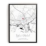 🎁 KOMPLETTE LÖSUNG: Das Zuhause Poster kommt schön und sicher verpackt in einer Tube an. Das Poster kann auch in einem Rahmen bestellt werden (wir rahmen das Bild für Dich ein.). In beiden Fällen kommt es als ein fertiges Geschenk.