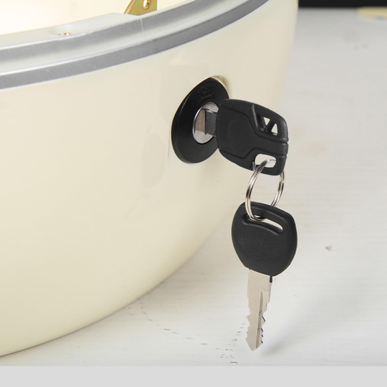 Serratura di ricambio per bagagliaio per scooter per moto elettrica, scatola di blocco per chiavi in plastica in alluminio e plastica, serrature a cilindro con chiave, include ganci sostituibili di 4
