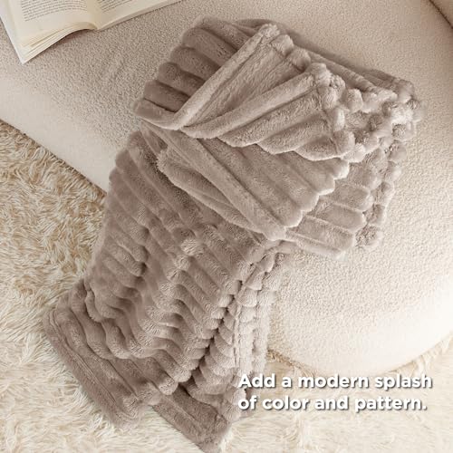 BEDSURE Kuscheldecke für Zimmer Deko - Wolldecke & Fleecedecke, Sofadecke, Weiche Warme Grobe Korddecke für Couch, Wohn- & Kuscheldecken, Tagesdecke, Braun, 150 x 200 cm