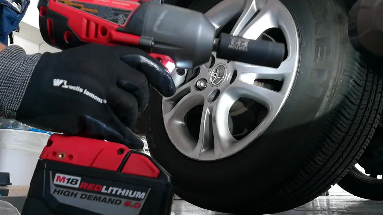 using Milwaukee 2763 M18 Impact Wrench