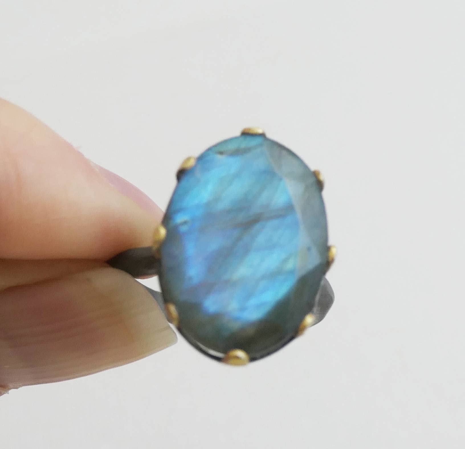 Anillo de cóctel de plata de ley con mezcla de metales y labradorita