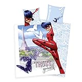 Juego de cama de 140 x 200 cm Miraculous reversible con una funda de almohada a juego de 65 x 65 cm de tamaño francés estándar. La funda nórdica de 140 x 200 cm es perfecta para cama individual. Hecho de 100 % algodón con un tejido de 57 hilos/cm² de calidad, disfruta de los poderes del algodón: suavidad, comodidad y resistencia.