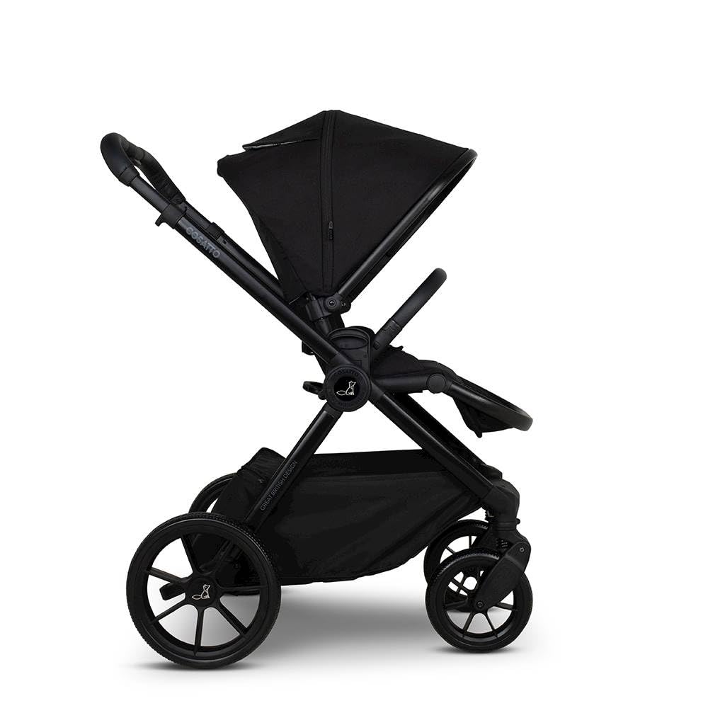 Cosatto Kinderwagen Set 3 in 1, Flach liegende Babywanne, Kinderwagenset, R129 Sportsitz, Babyschale und ISOFIX Basis, Wickeltasche & Regenschutz, 0-25kg (Foxed)