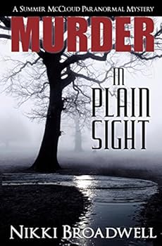 Paperback Murder in Plain Sight: A Summer McCloud paranormal mystery Book