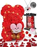 Création artisanale pleine de douceur: Chaque nounours rose est soigneusement assemblé à la main avec des roses artificielles sélectionnées pour leur aspect réaliste et leur tenue. Le cœur tricoté tenu par l’ours ajoute une dimension affective forte, renforçant le message d’amour et donnant au cadeau un caractère unique et authentique que les cadeaux classiques ne peuvent offrir.