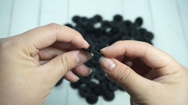 100 Dadi In Plastica 4 Mm Per Auto – Clip Non Filettate Per Parafango, Passaruota, Paraurti – Compatibili BMW, Mercedes – Rif. 2019900050, 51711958025 - 2