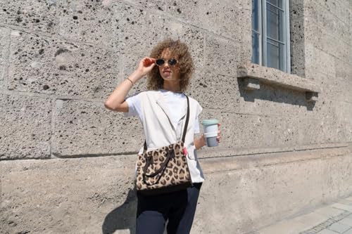 reisenthel daily shopper XS leo macchiato – Die kleinere Version unseres modernen, stromlinienförmigen Shoppers – eine praktische rechteckige Crossbody-Handtasche.