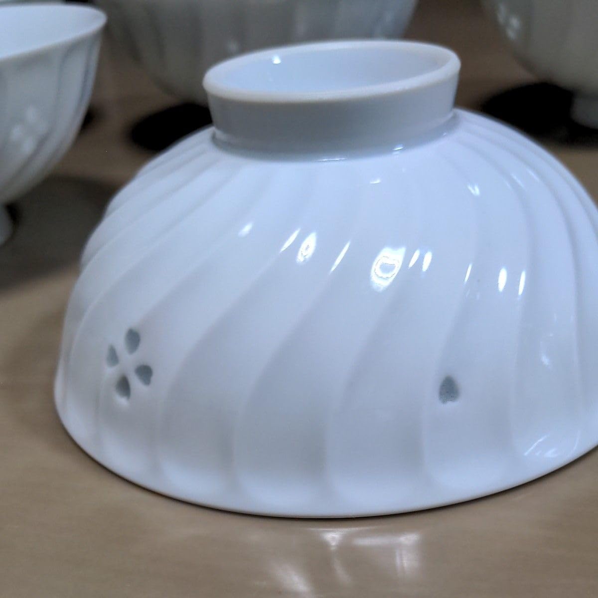 未使用 有田焼 茶碗 有田 白磁 春峰窯 蛍手 白菊 透かし Amazon.co.jp: 有田焼 春峰窯 蛍手技法 飯碗5膳揃い ホワイト 白磁
