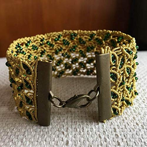 Pulsera micro macrame hecha a mano con hilo finísimo y pequeñas rocallas