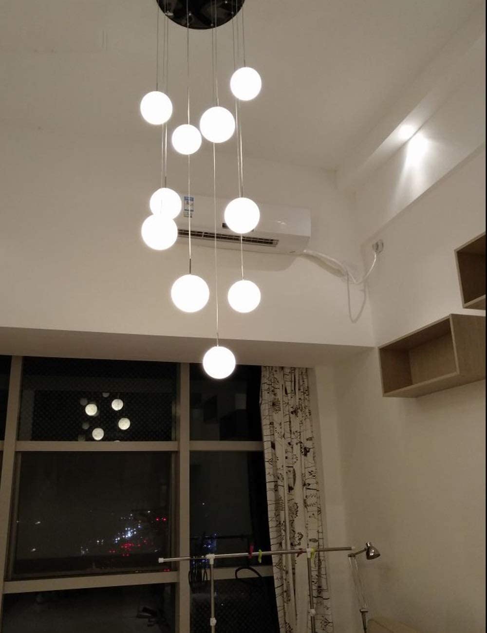 Lustre minimaliste moderne en cascade pour sublimer l'ambiance d'un grand restaurant