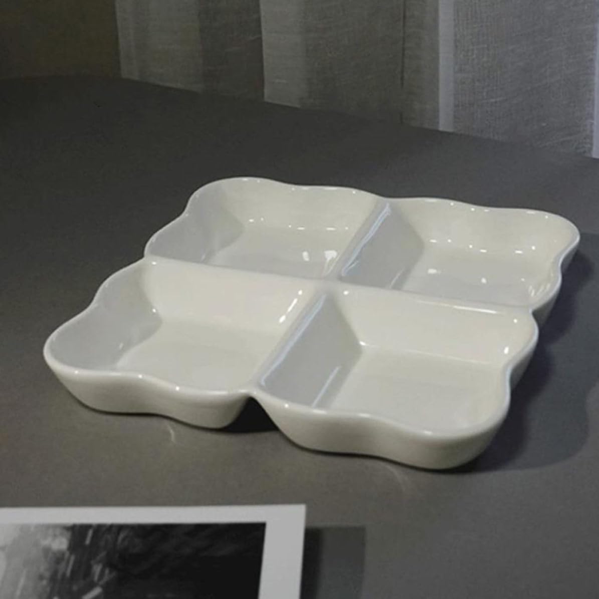 Zerodeko Vassoio in Ceramica Bianco 4 Scomparti per Snack e Frutta, Design Creativo e Aspetto Elegante per Feste di Compleanno e Riunioni Festive Riutilizzabile