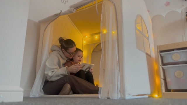 Tente Enfant 2-en-1 Besrey – Cabane Intérieure Spacieuse – Avec Tapis, Guirlandes Et Drapeaux – Jeu Et Décoration