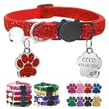 Collar Ajustable: El ancho del collar de gatito personalizado es de aproximadamente 0,39 pulgadas (1 cm), y el rango ajustable es de aproximadamente: 7,4-12,5 pulgadas (19-32 cm). Se puede ajustar manualmente para adaptarse a las mascotas. Es muy adecuado para gatitos y perros pequeños u otras mascotas pequeñas.