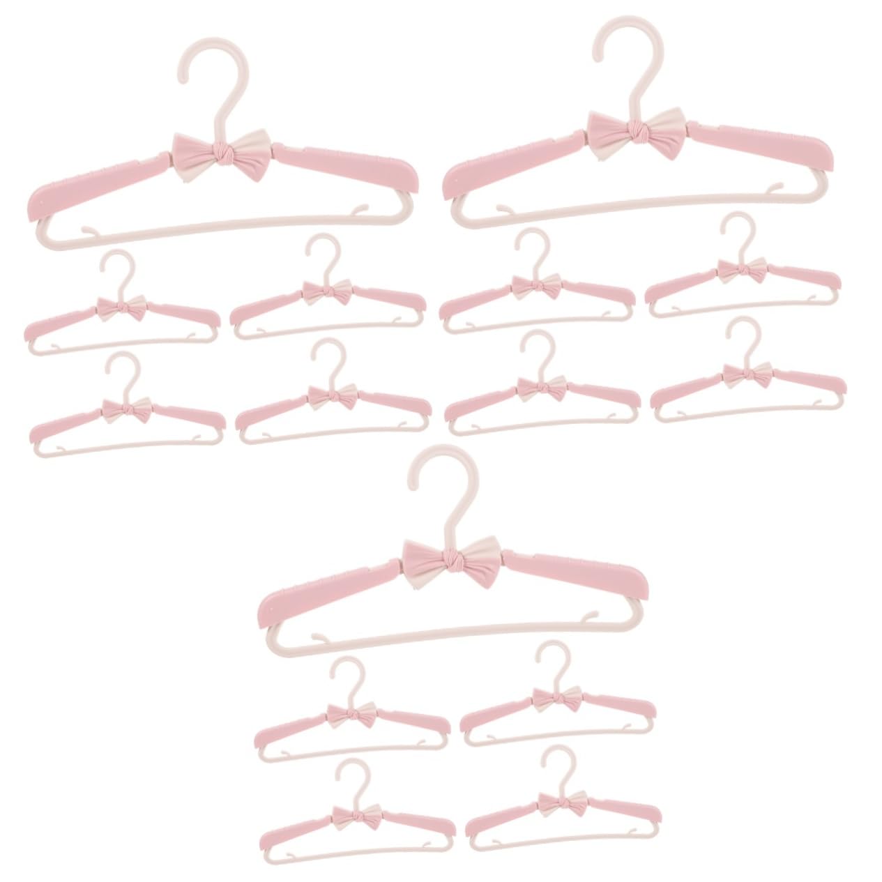 Cintres en velours rose bébé pour un cadeau de naissance utile et élégant