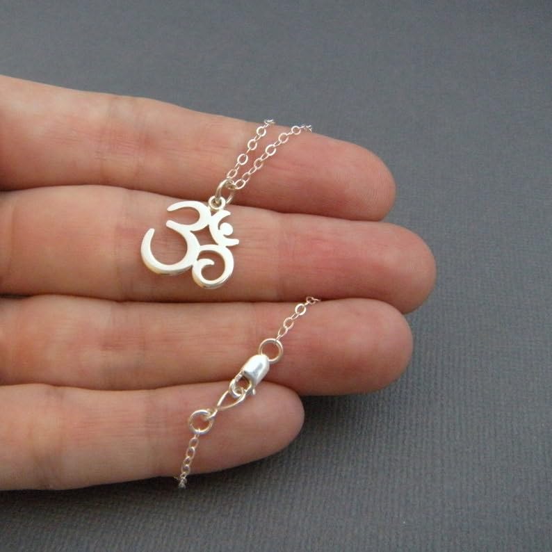 Om-Halskette/Anhänger aus 925er Sterlingsilber|Zen-Yoga-Schmuck|Kleines, einfaches Ohm-Symbol|Zarter Anhänger|Für jeden Tag|Zierlicher Schmuck|Geschenk | Mit 45,7 cm langer Kette | Versilbert | 0521