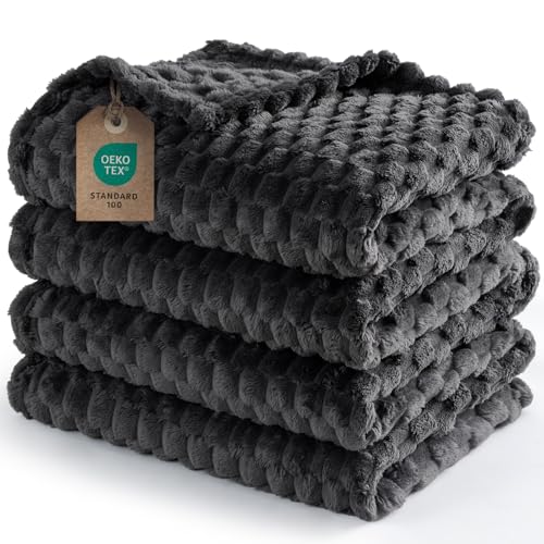 PHF Fleecedecke Flannel Kuscheldecke 229x229cm, 3D Jacquard Leichte Ultra Soft Wohndecke, Oeko-TEX® Zertifiziert 340GSM Luxuriöse Ästhetische Blanket für Couch Sofa Bett Dark Grey, Dunkelgrau PHF Fleecedecke Flannel Kuscheldecke 229x229cm, 3D Jacquard Leichte Ultra Soft Wohndecke, Oeko-TEX® Zertifiziert 340GSM Luxuriöse Ästhetische Blanket für Couch Sofa Bett Dark Grey, Dunkelgrau