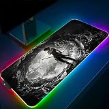 Superficie Ultra Suave e Impermeable: el teclado para juegos de alto rendimiento cuenta con una superficie de tela suave con microtextura para un control del mouse extremadamente preciso y un deslizamiento suave. El material impermeable puede evitar daños, no tendrá que entrar en pánico cuando inevitablemente derrame su bebida, forma gotas de agua y se desliza hacia abajo.