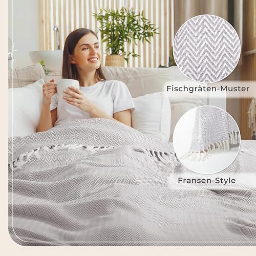 Gräfenstayn Premium Tagesdecke mit Fransen - 100% Baumwolle - 180 x 240 cm - Fischgrätenmuster Sommerdecke - Baumwolldecke als Bett-Überwurf, Couch-Überwurf, Sofa-Decke (Grau)