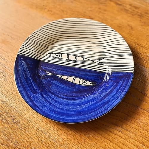 🌊 DESIGN ISPIRATO ALLA COSTIERA – La decorazione a righe nere e blu con motivi marini richiama i paesaggi e l’atmosfera della Costiera Amalfitana. Un piatto che aggiunge freschezza e carattere mediterraneo ad ogni mise en place.