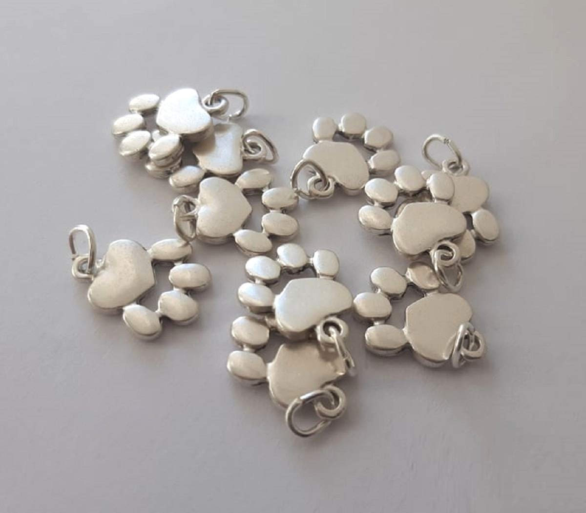 Ciondoli Zampetta Cane e Gatto placcati Argento. 10 Charm per creazioni Fai da Te: Abbigliamento, Decorazioni, Accessori, bigiotteria, Gioielli, bracciali, bomboniere. Zampa Cucciolo h 1,6 cm