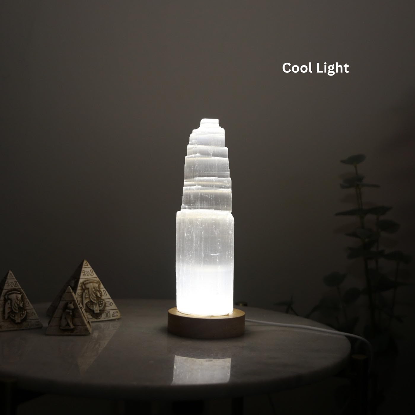 VL Pure Selenit USB Crystal Rock Dimmbare Lampe mit 3 wechselbaren Farben Bergturm Lampe Handgefertigte Holzbasis Meditation Heilung Energie Mineral Heimdekoration (20cm)