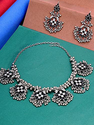 Karatcart Black Kundan Oxidised Silver Choker Necklace Set - Image 3