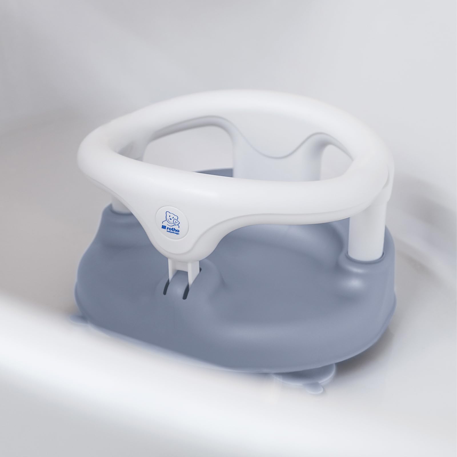 Rotho Babydesign Seggiolino da bagno blu - Antiscivolo ed elevato comfort di seduta con blocco di sicurezza per bambini - Ausilio per la seduta