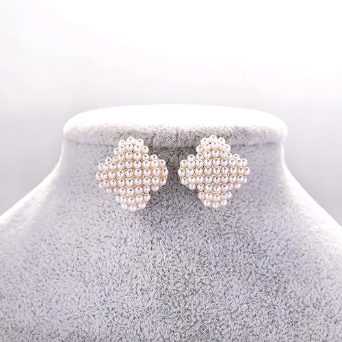 Pendientes de tuerca de trébol dorado con perlas elegantes para mujer 3