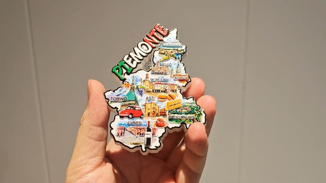 Imán decorativo 3D Piemonte Italia en resina 7x9.4 cm miniatura 7