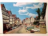  Homberg. Etze. Bez. Kassel. Alte Ansichtskarte / Postkarte farbig, gel. 1986. Partie am Platz, viele Fachwerkhäuser, Geschäfte, Autos, Passanten.