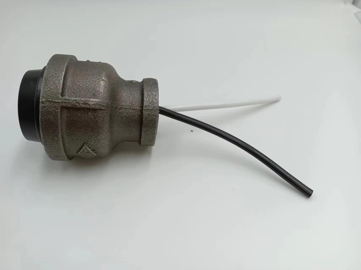 Iron Pipe Lamp Socket That fits 1/2-1-1/4 inch Iron Pipe (NPT)