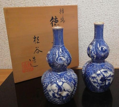Sometsuke Shozui Flower and Bird Figure, Tokuri, 1 Pair of Sake Box, Sake Bottle *Wooden box is not included if shipped overseas