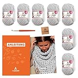 Merinowolle: Mit einem qualitativen Mix aus 30% Schurwolle und 70% Polyacryl ist diese Wolle strapazierfähig, fusselfrei, pflegeleicht und eignet sich hervorragend für Mützen, Stirnbänder und Schals.