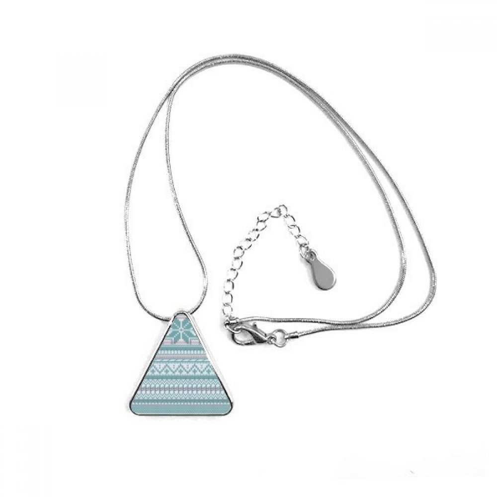 Collier motif triangle bleu hexagone aux finitions graphiques soignées