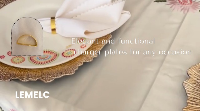 Set de 6 platos cargadores de plástico dorados con servilletas y anillos miniatura 7