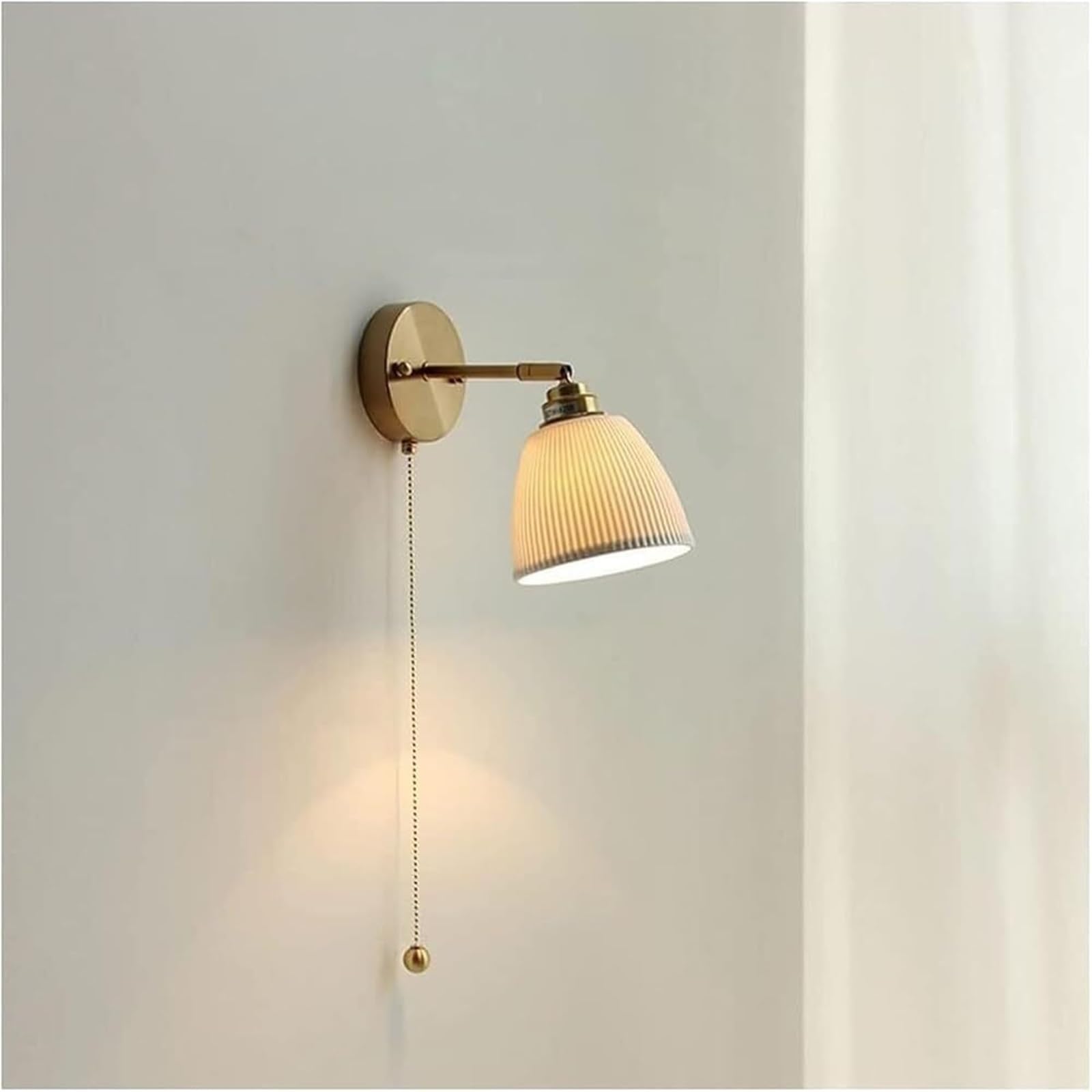 Lampa ścienna do wnętrz ze szczotkowanego mosiądzu, regulowana za pomocą przełącznika, biały ceramiczny klosz, gniazdo E27, do sypialni, styl żyrandola (w kształcie wachlarza).