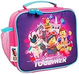 SÚPER ÚTIL: Esta fiambrera infantil de Lego Movie 2 es térmica y mantendrá fría la comida y la bebida de tu hija hasta la hora del almuerzo. También tiene una doble cremallera, un bolsillo para bebidas o bocadillos y un asa