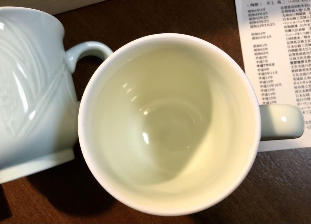 Amazon.co.jp: 井上萬二 人間国宝 麦彫文モーニングカップ 青白磁 黄釉  