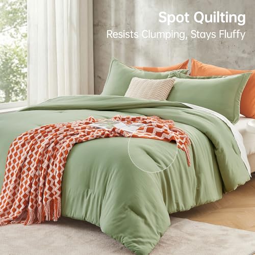 Image of MUXHOMO Green Oversized Queen Comforter Sets, All Season Ultra Soft Down Alternative Bedding - 3 Piece Lightweight Bed Set Includes 1 Comforter (98 inch*98 inch) and 2 Pillow Shams (20 inchx26 inch)