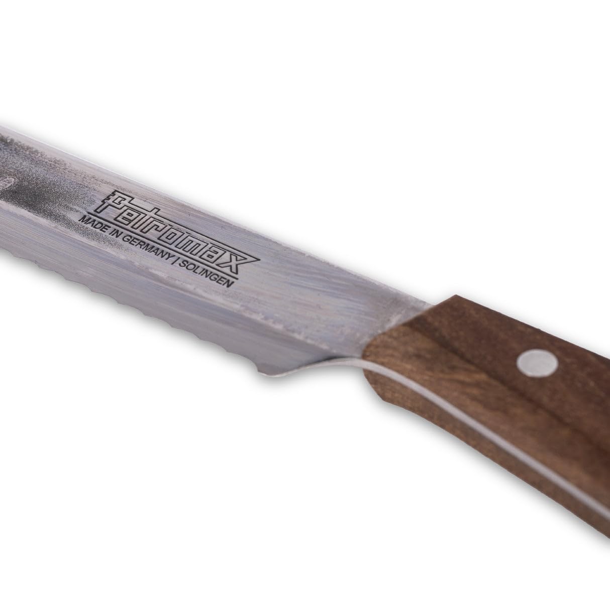 Petromax Brotmesser - 20 cm Klinge Handgeschmiedet - Messer aus Solingen | Rostfreier Edelstahl mit Wellenschliff - Ergonomischer Walnussholzgriff - Unikat-Optik durch individuelle Oxidschicht