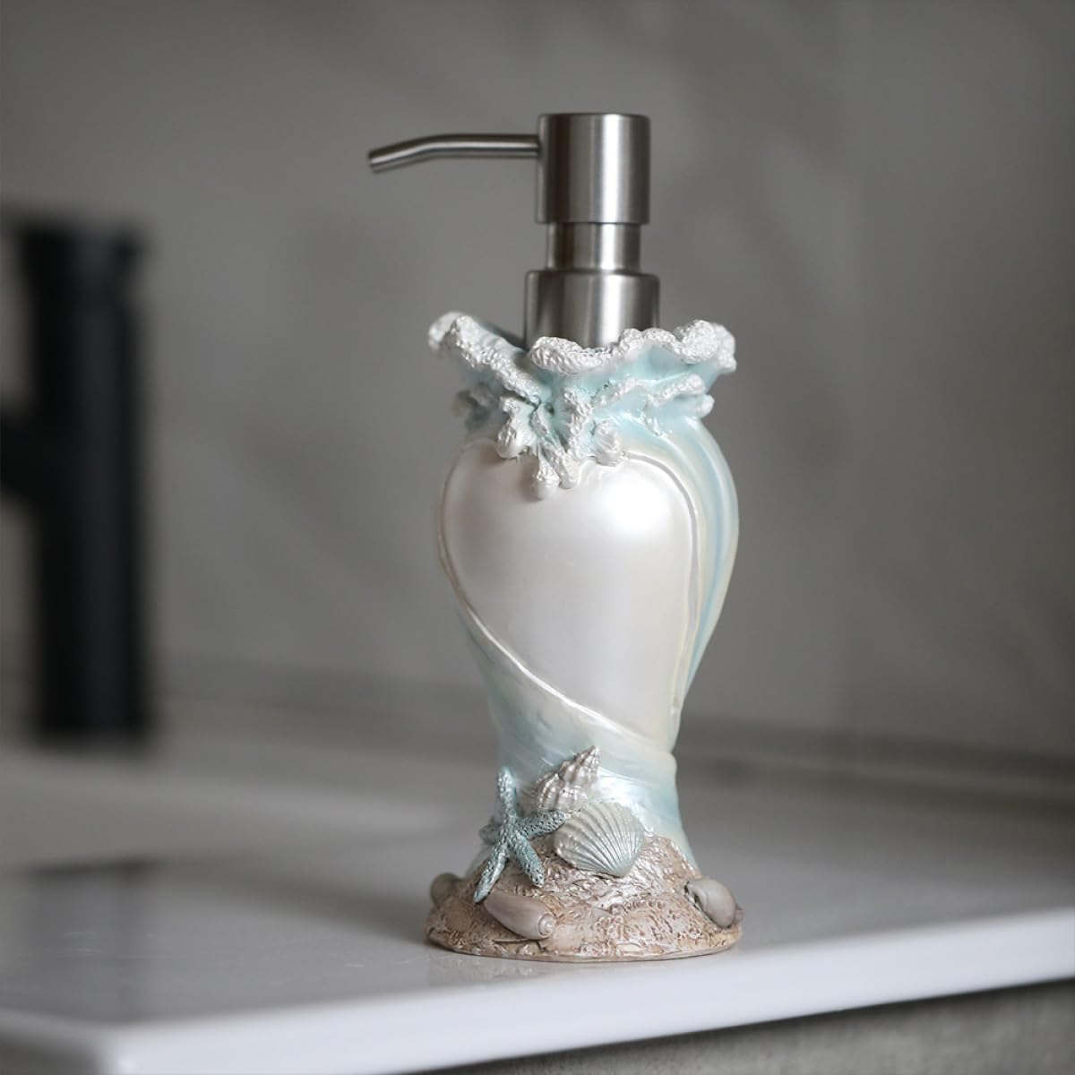 DECHOUS Sommerfest Dekorativer Seifenspender in Muscheloptik aus Kunstharz und Edelstahl 200ml Lotion Spenderflasche für Badezimmer und Hotel mit Ergonomischem Design
