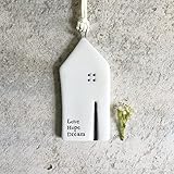 Cette jolie maison en porcelaine fera un fabuleux cadeau pour quelqu'un qui vient d'acheter une nouvelle maison, ou tout simplement pour que vous ayez dans votre maison