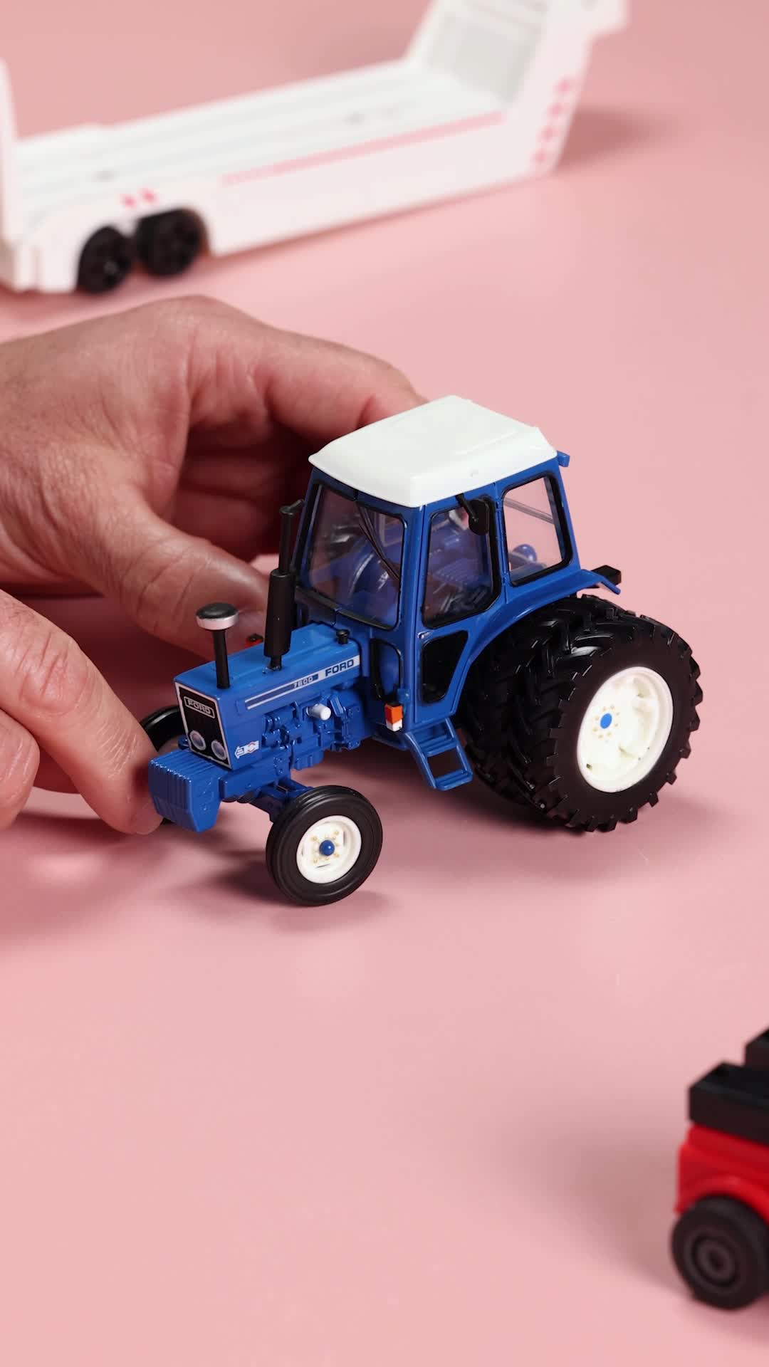 Britains Réplique du Tracteur New Holland T6.175 Blue Power, Compatible avec Les Animaux de la Ferme et Les Jouets 1:32, Convient aux Collectionneurs et aux Enfants à Partir de 3 Ans Britains Réplique du Tracteur New Holland T6.175 Blue Power, Compatible avec Les Animaux de la Ferme et Les Jouets 1:32, Convient aux Collectionneurs et aux Enfants à Partir de 3 Ans