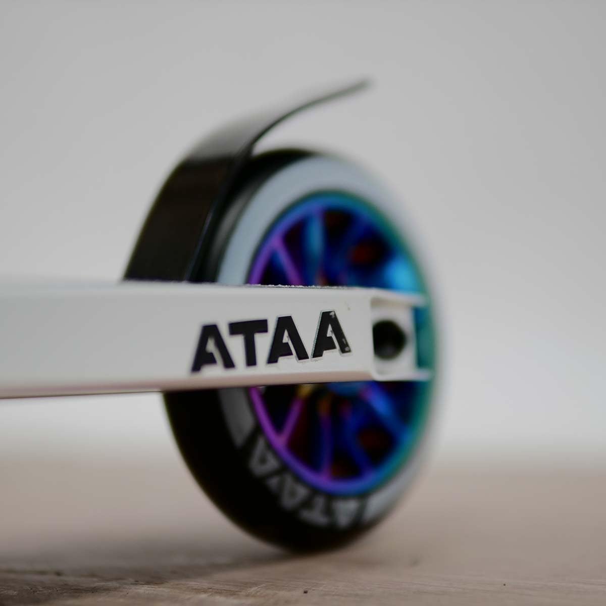 Patinete Freestyle ATAA Blazer Plateado para Trucos con Manillar Acero Ruedas PU 110 mm y rodamientos ABEC 9 a Partir de 10 años y para Adultos
